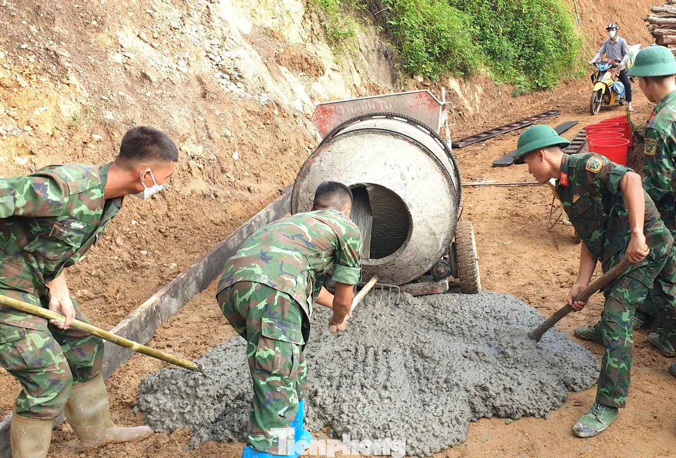 ĐVTN Tiểu đoàn 9 (Trung đoàn 141) giúp nhân dân xã Nhân Lý, huyện Chi Lăng đổ đường bê tông