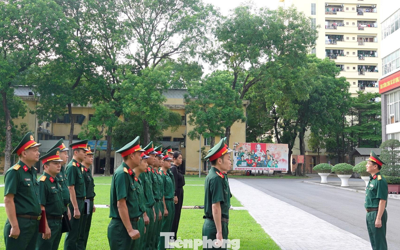 Lãnh đạo Phòng Chính trị Học viện Quân y giao nhiệm vụ cho đoàn công tác, trước khi xuất phát từ Học viện tới xã Vô Tranh