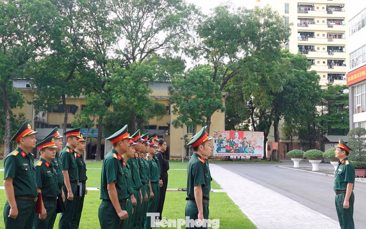 Lãnh đạo Phòng Chính trị Học viện Quân y giao nhiệm vụ cho đoàn công tác, trước khi xuất phát từ Học viện tới xã Vô Tranh