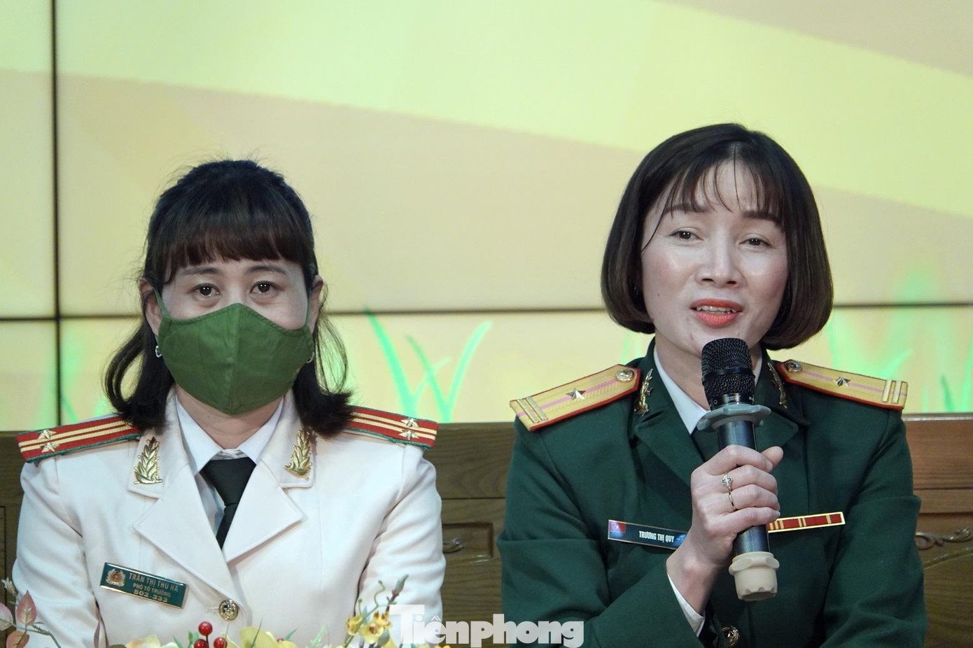 Thiếu tá Trương Thị Quy (bên phải) phát biểu tại tọa đàm Thiếu tá Trương Thị Quy (bên phải) phát biểu tại tọa đàm