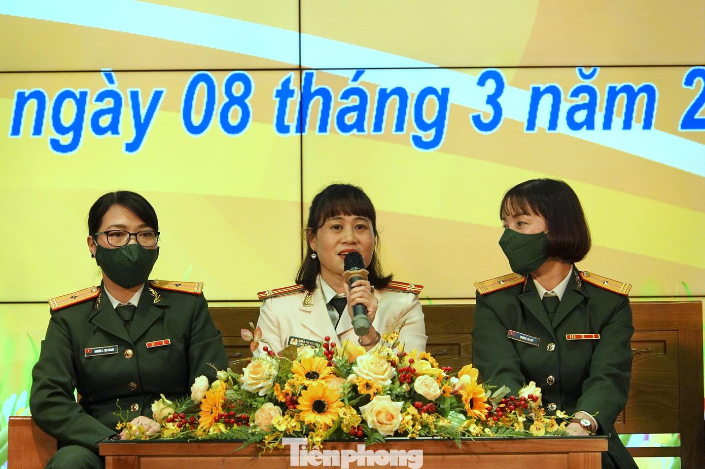 Một số khách mời đến từ các cơ quan, đơn vị trên địa bàn huyện Sóc Sơn đã cùng tham gia tọa đàm, chiều 8/3 Một số khách mời đến từ các cơ quan, đơn vị trên địa bàn huyện Sóc Sơn đã cùng tham gia tọa đàm, chiều 8/3