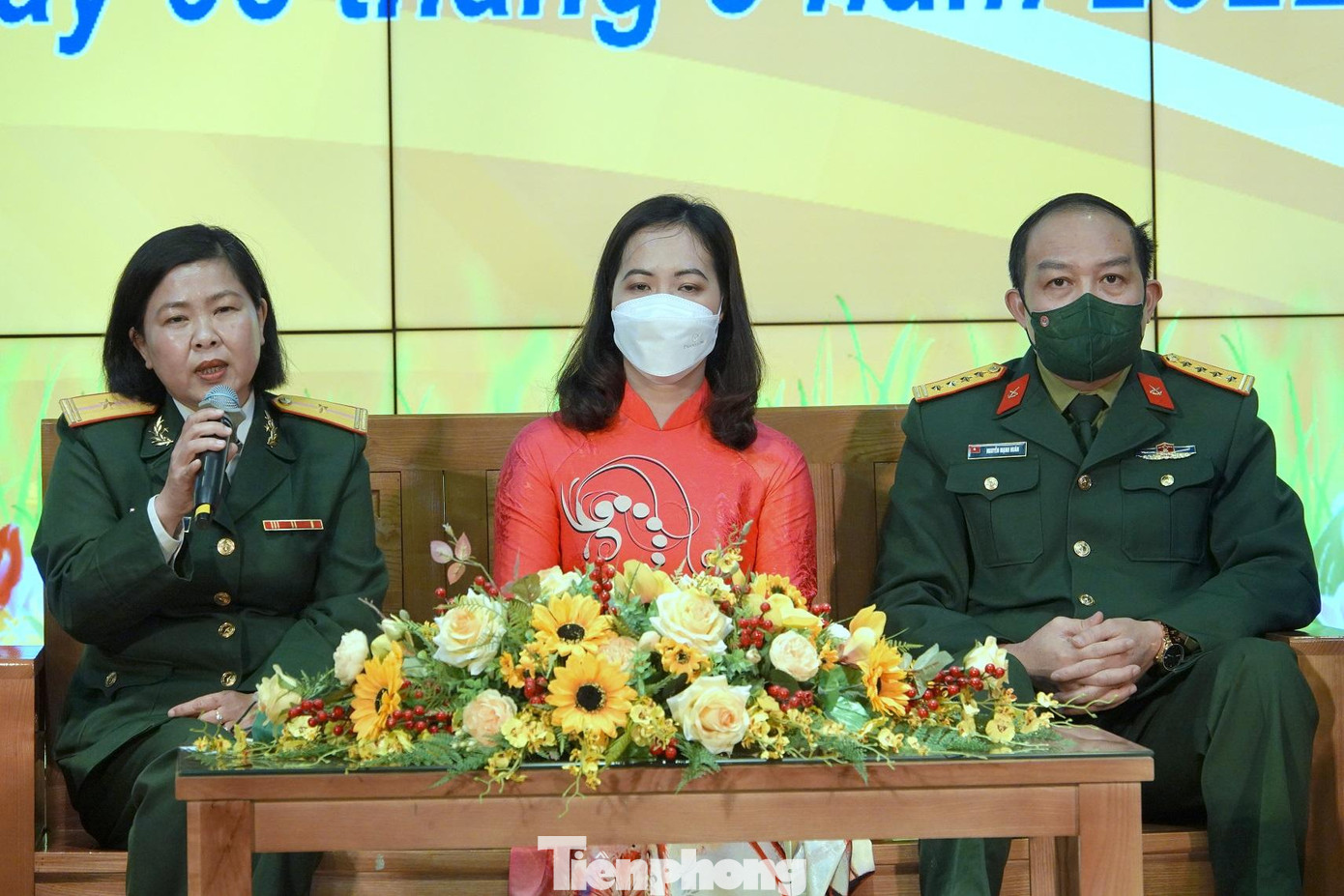 Thiếu tá Hoàng Thị Loan (ngoài cùng bên trái) phát biểu tại tọa đàm Thiếu tá Hoàng Thị Loan (ngoài cùng bên trái) phát biểu tại tọa đàm