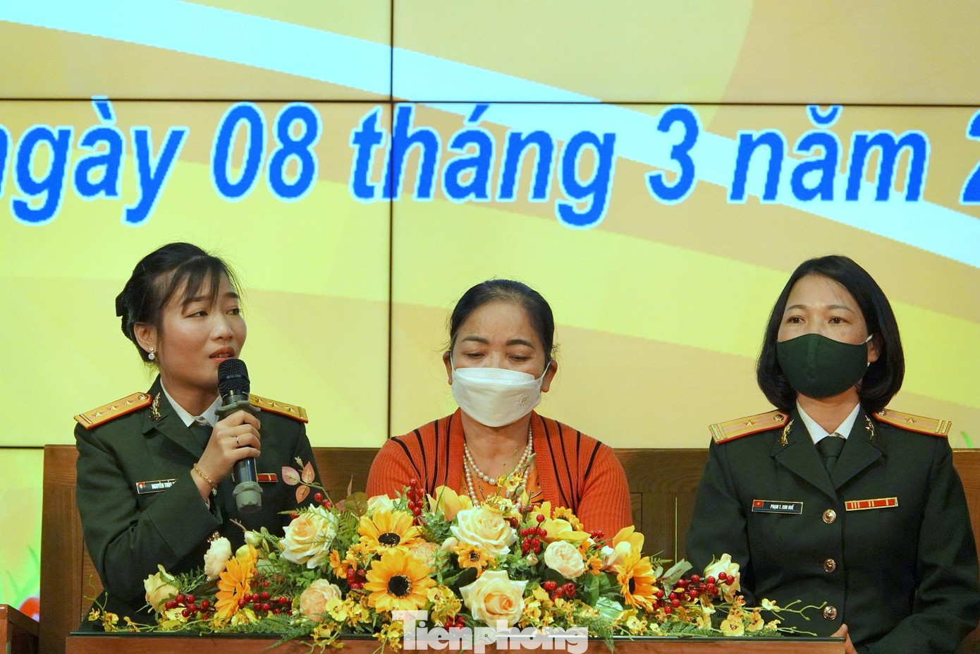 Thượng úy Thủy Tiên (ngoài cùng bên trái) chia sẻ về những khó khăn, vất vả trong thực hiện nhiệm vụ cũng như việc chăm lo hậu phương của chị và các nữ đồng đội khác ở Lữ đoàn 971 Thượng úy Thủy Tiên (ngoài cùng bên trái) chia sẻ về những khó khăn, vất vả trong thực hiện nhiệm vụ cũng như việc chăm lo hậu phương của chị và các nữ đồng đội khác ở Lữ đoàn 971