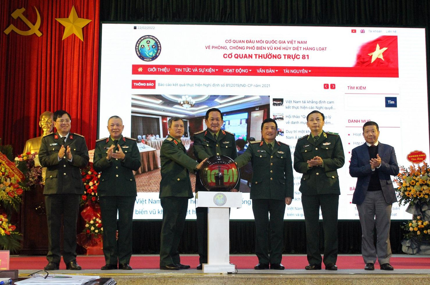 Thượng tướng Võ Minh Lương và các đại biểu ấn nút khai trương Cổng thông tin điện tử về phòng, chống phổ biến WMD, chiều 22/2 Thượng tướng Võ Minh Lương và các đại biểu ấn nút khai trương Cổng thông tin điện tử về phòng, chống phổ biến WMD, chiều 22/2