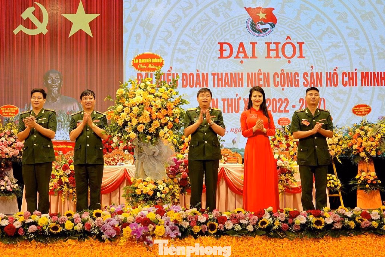 Giai đoạn 2022-2027, ĐH đặt ra nhiều chỉ tiêu phấn đấu. Đó là tổ chức Đoàn ở mỗi đồn biên phòng (đơn vị cơ sở) có ít nhất 1 công trình, mô hình, phần việc thanh niên thiết thực; Bộ chỉ huy BĐBP các tỉnh, thành phố, các cơ quan, đơn vị, nhà trường trực thuộc Bộ Tư lệnh mỗi đơn vị có ít nhất 1 mô hình, công trình, phần việc thanh niên tiêu biểu hướng vào việc thực hiện thắng lợi nhiệm vụ bảo vệ chủ quyền, an ninh biên giới, giữ vững an ninh trật tự ở khu vực biên giới. Trong ảnh: Đại tá Trần Viết Năng - Trưởng ban Thanh niên Quân đội tặng hoa chúc mừng ĐH.