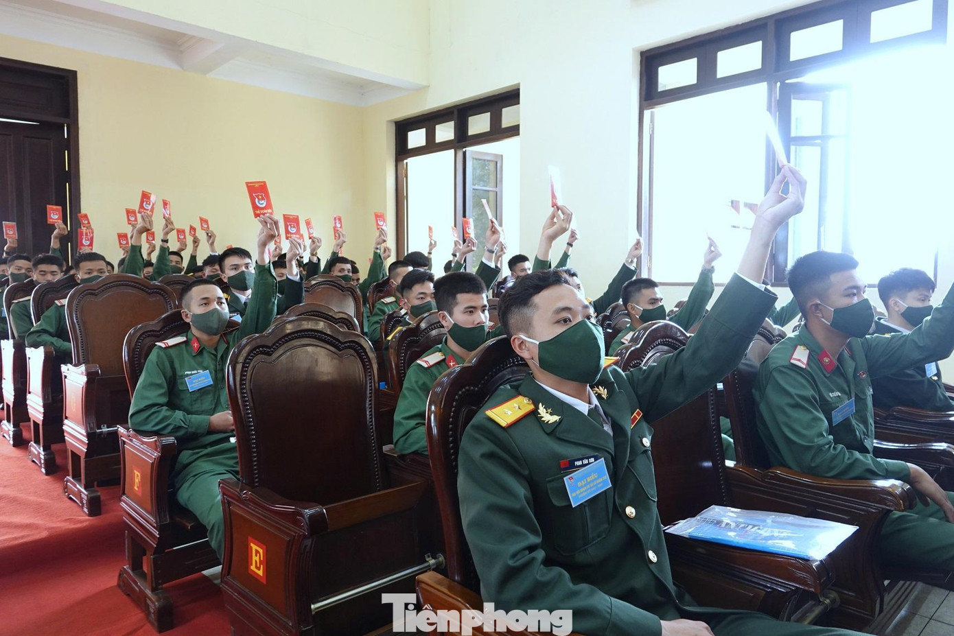 Đại biểu dự đại hội biểu quyết bầu Đoàn Chủ tịch Đại biểu dự đại hội biểu quyết bầu Đoàn Chủ tịch