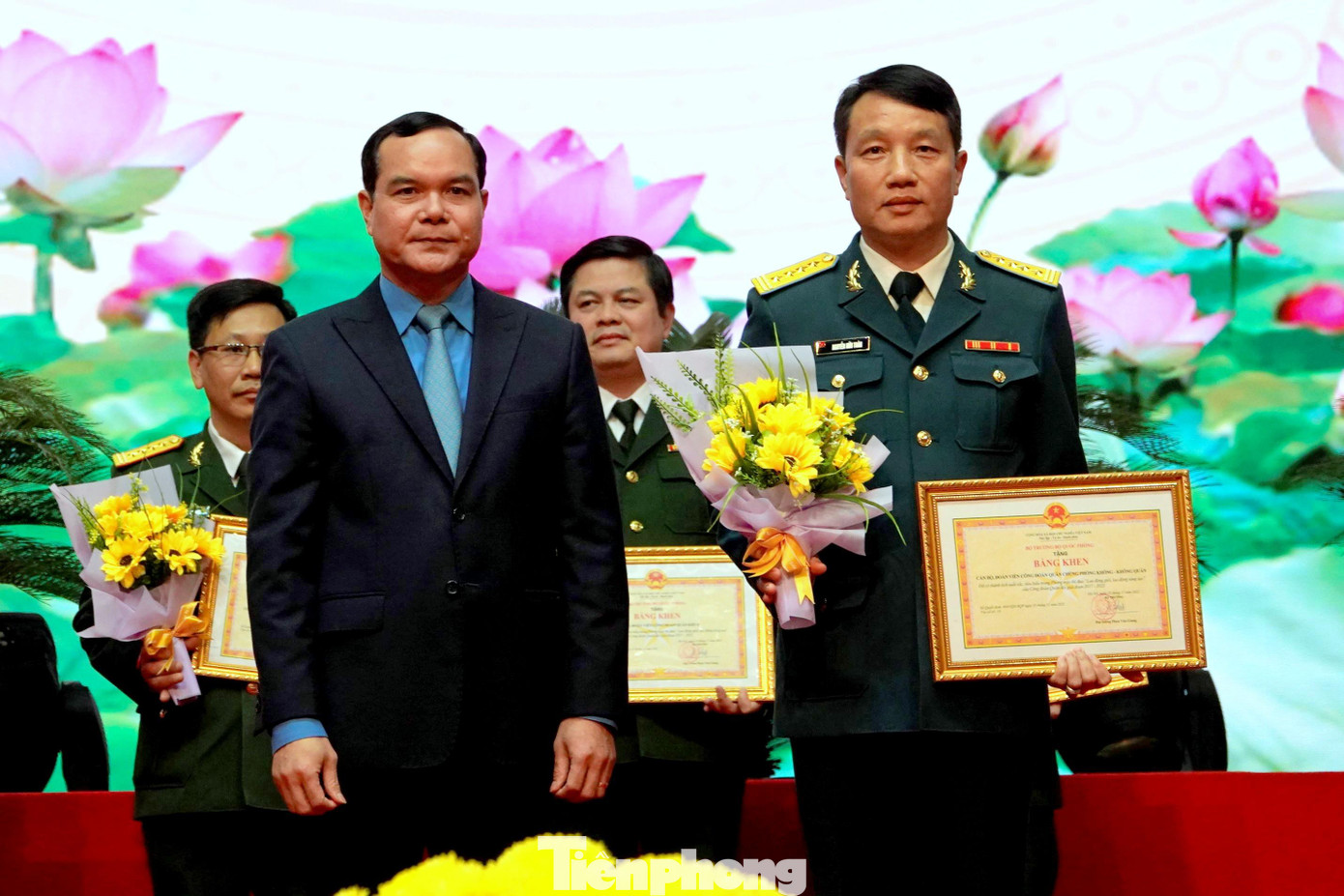 Lãnh đạo Tổng liên đoàn Lao động trao Bằng khen của Bộ trưởng Bộ Quốc phòng tặng 20 tập thể xuất sắc