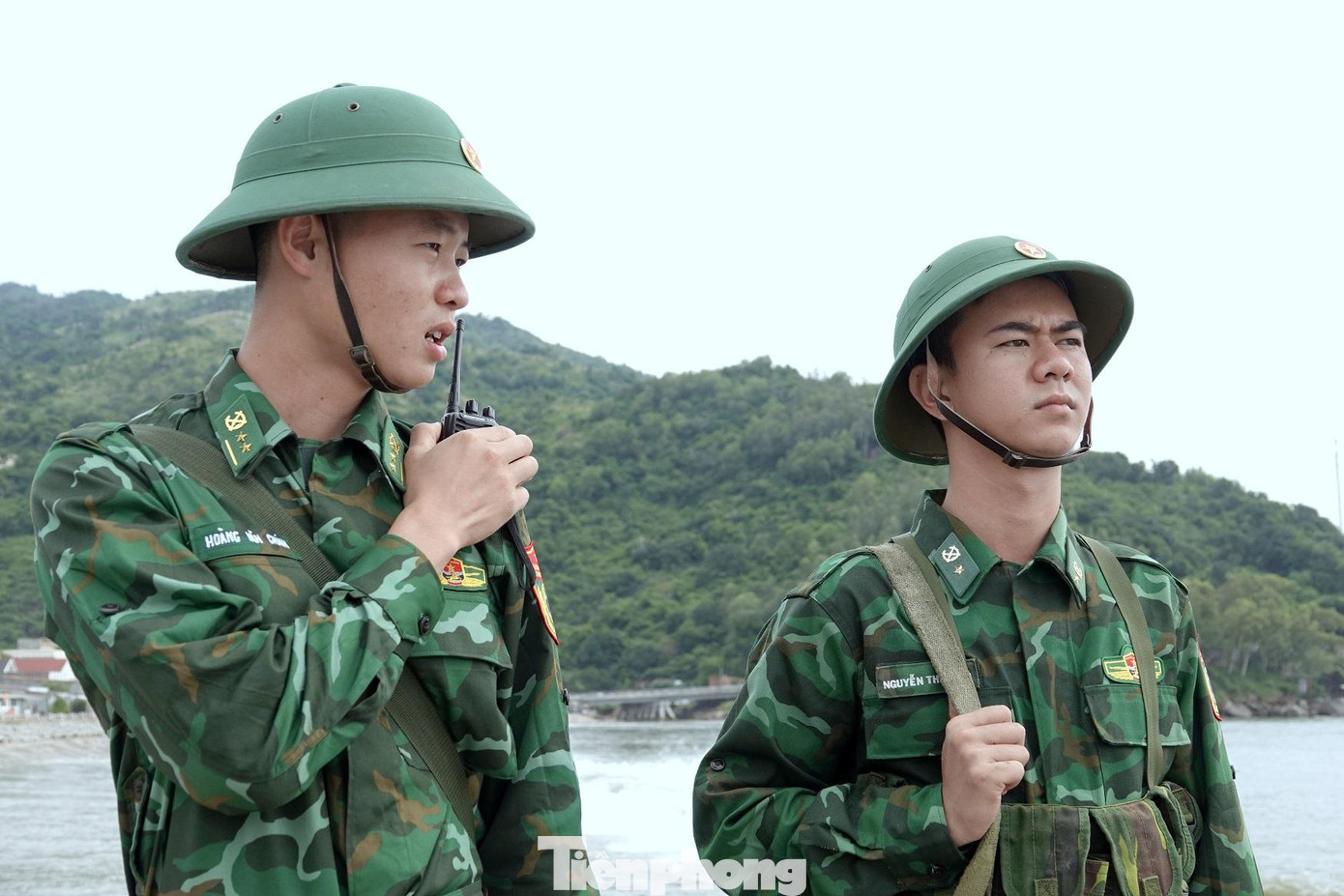 Đội trưởng Hoàng Văn Chính dùng bộ đàm báo cáo nhiệm vụ tuần tra với chỉ huy đồn. Ảnh: Nguyễn Minh Đội trưởng Hoàng Văn Chính dùng bộ đàm báo cáo nhiệm vụ tuần tra với chỉ huy đồn. Ảnh: Nguyễn Minh