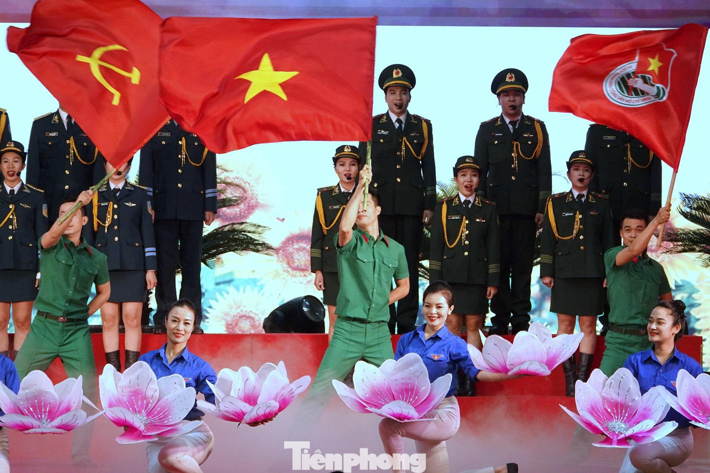 Biểu diễn văn nghệ tại chương trình tổng kết, trao giải Biểu diễn văn nghệ tại chương trình tổng kết, trao giải