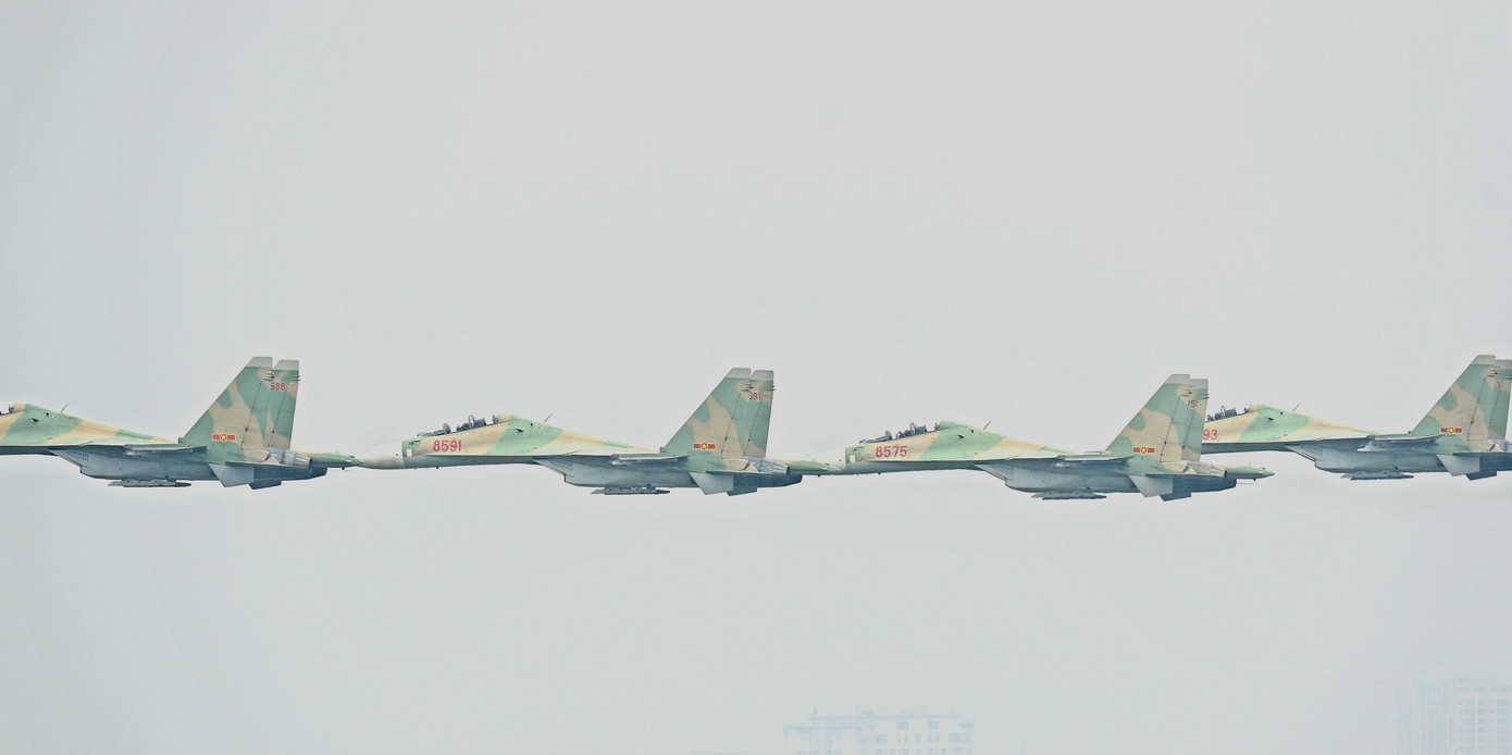 Biên đội Su-30MK2 bay biểu diễn trên bầu trời Hà Nội, sáng 8/12. Ảnh: Trọng Tài Biên đội Su-30MK2 bay biểu diễn trên bầu trời Hà Nội, sáng 8/12. Ảnh: Trọng Tài