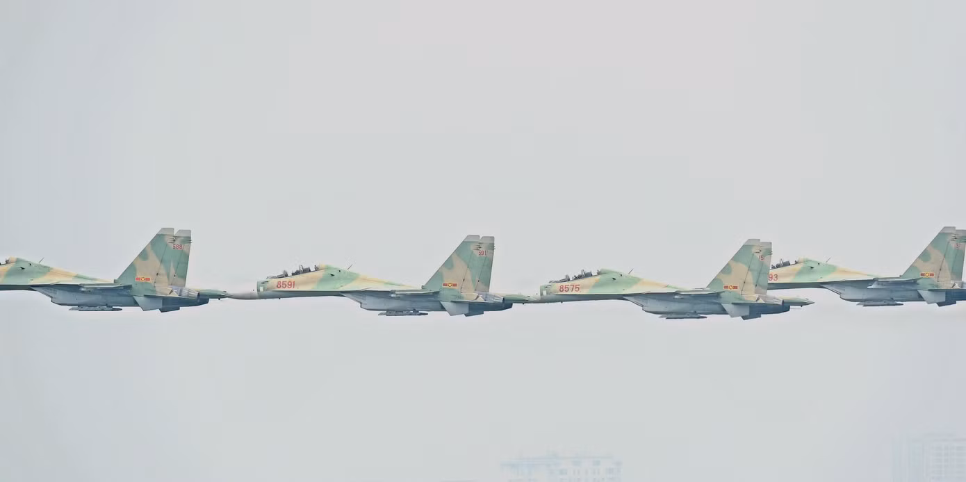 Biên đội Su-30MK2 bay biểu diễn trên bầu trời Hà Nội, sáng 8/12. Ảnh: Trọng Tài