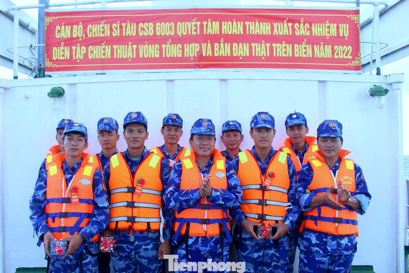 Đại tá Trần Nguyên Lai - Phó Tư lệnh, Tham mưu trưởng BTL Vùng Cảnh sát biển 4 tặng Hoa bắn giỏi cho cán bộ, chiến sĩ tham gia diễn tập