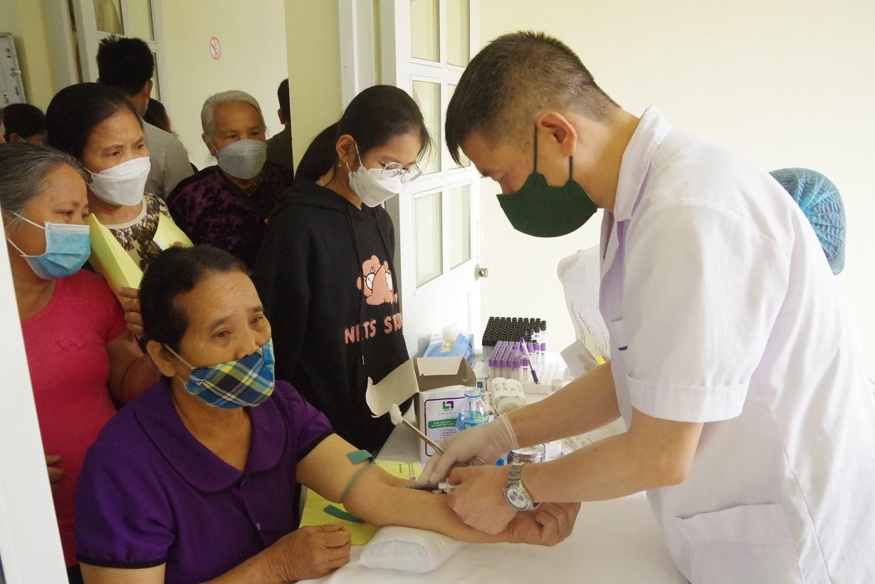 Cán bộ quân y lấy máu xét nghiệm sàng lọc cho người dân
