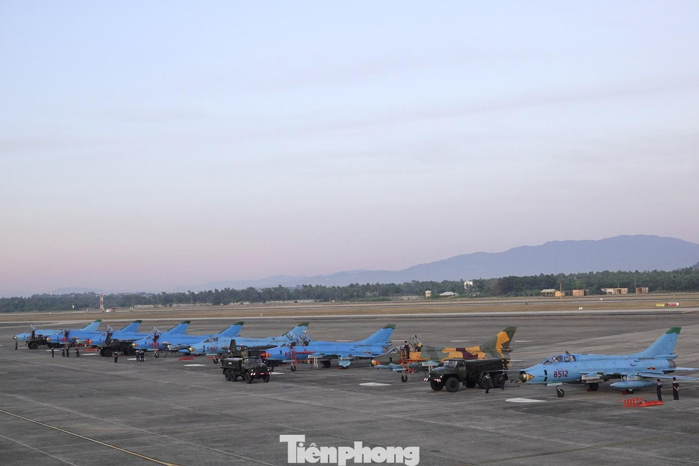 8 tổ bay tiêm kích bom Su-22 trước giờ cất cánh. Ảnh: Nguyễn Minh 8 tổ bay tiêm kích bom Su-22 trước giờ cất cánh. Ảnh: Nguyễn Minh