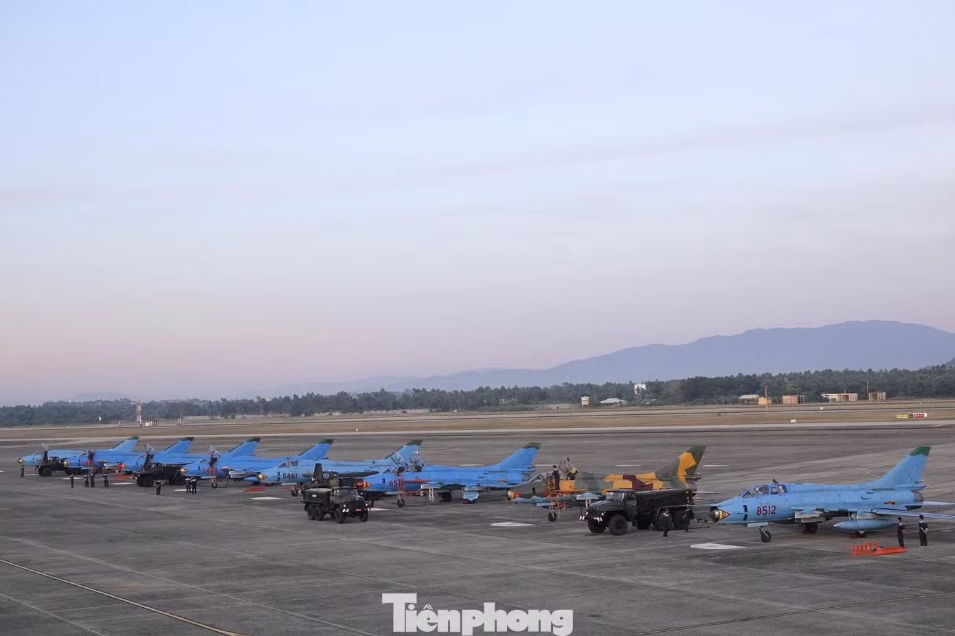 8 tổ bay tiêm kích bom Su-22 trước giờ cất cánh. Ảnh: Nguyễn Minh