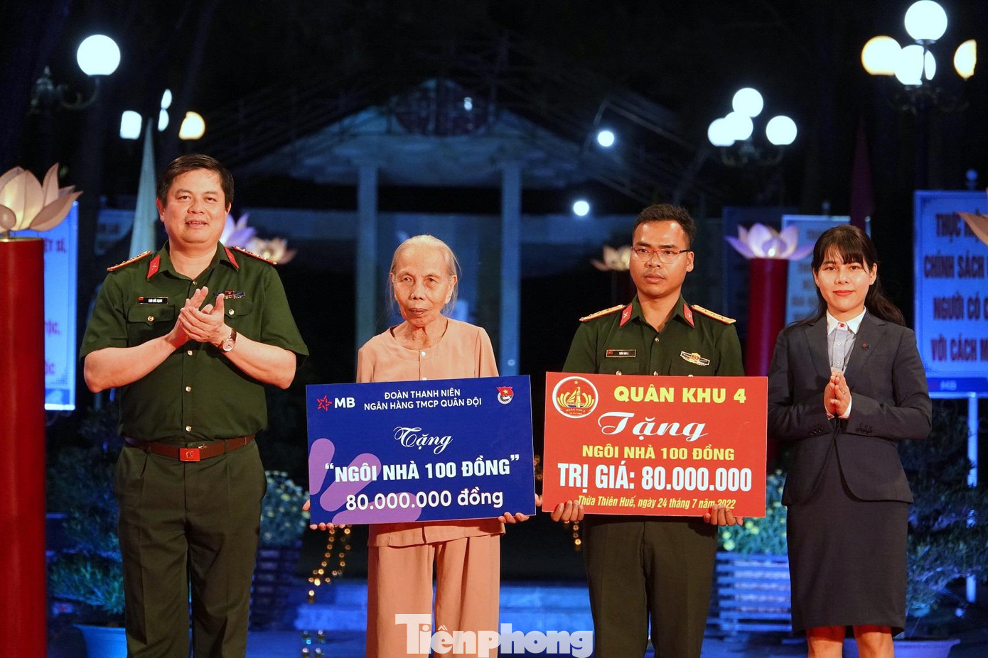 Lãnh đạo Cục Chính trị Quân khu 4 và đại diện Ngân hàng TMCP Quân đội trao biển tượng trưng “Ngôi nhà 100 đồng” cho gia đình chính sách và quân nhân có hoàn cảnh khó khăn