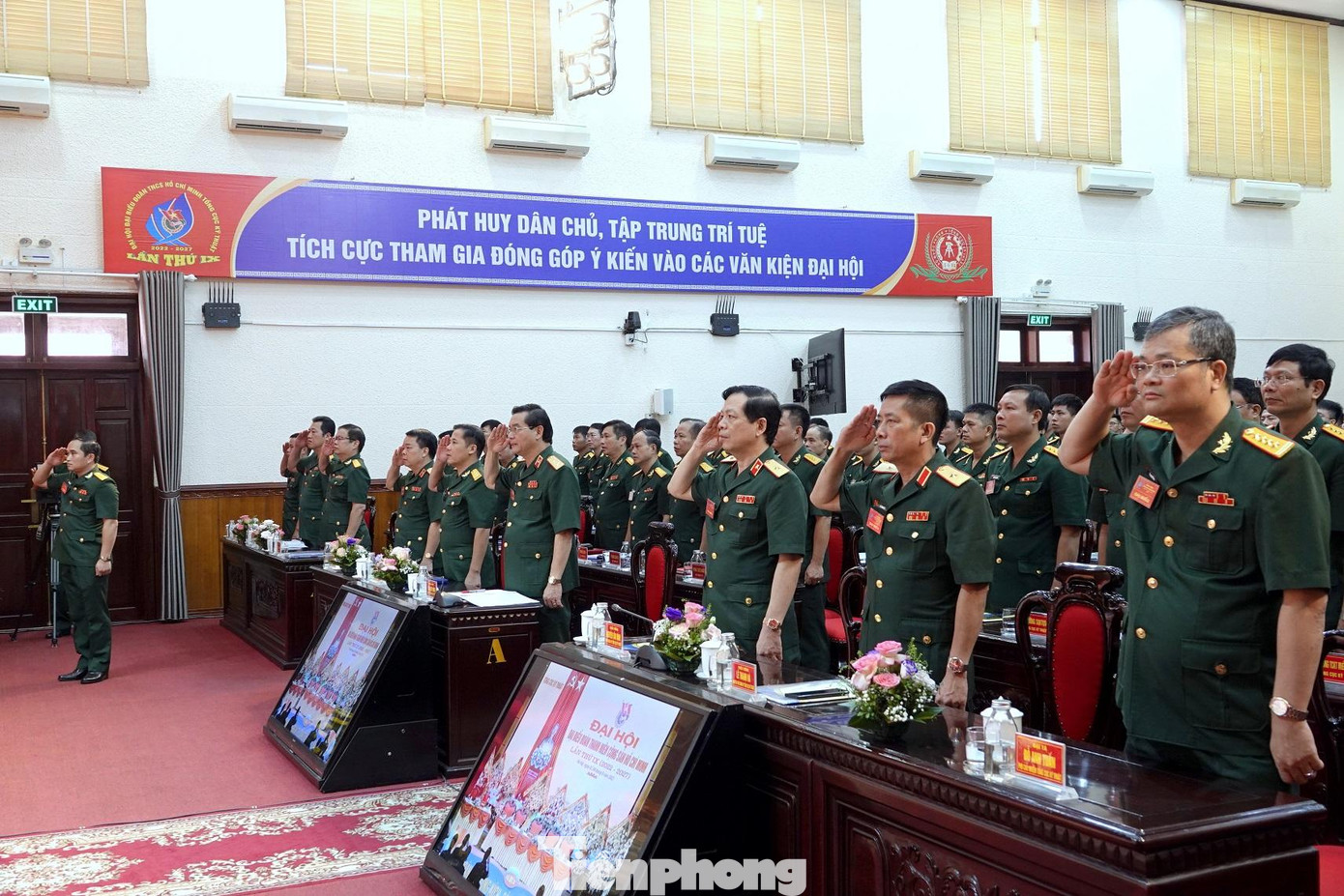 Đại biểu dự ĐH làm lễ chào cờ, sáng 4/8. Ảnh: Nguyễn Minh