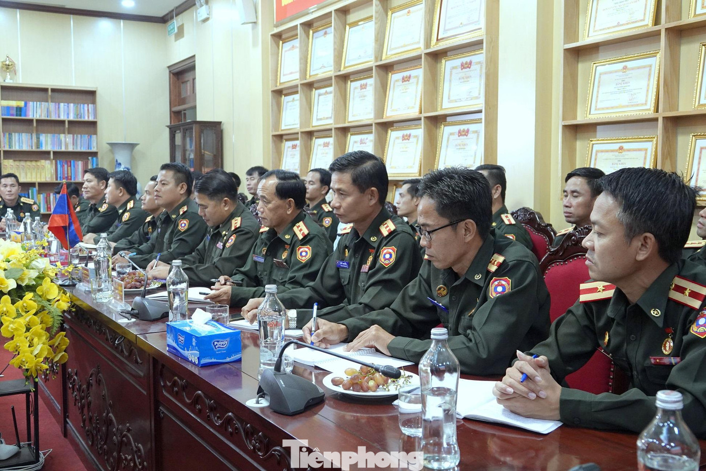 Đoàn đại biểu thanh niên QĐND Lào dự tọa đàm gồm 30 cán bộ đang tham gia Lớp tập huấn về nghiệp vụ công tác thanh niên tại Việt Nam