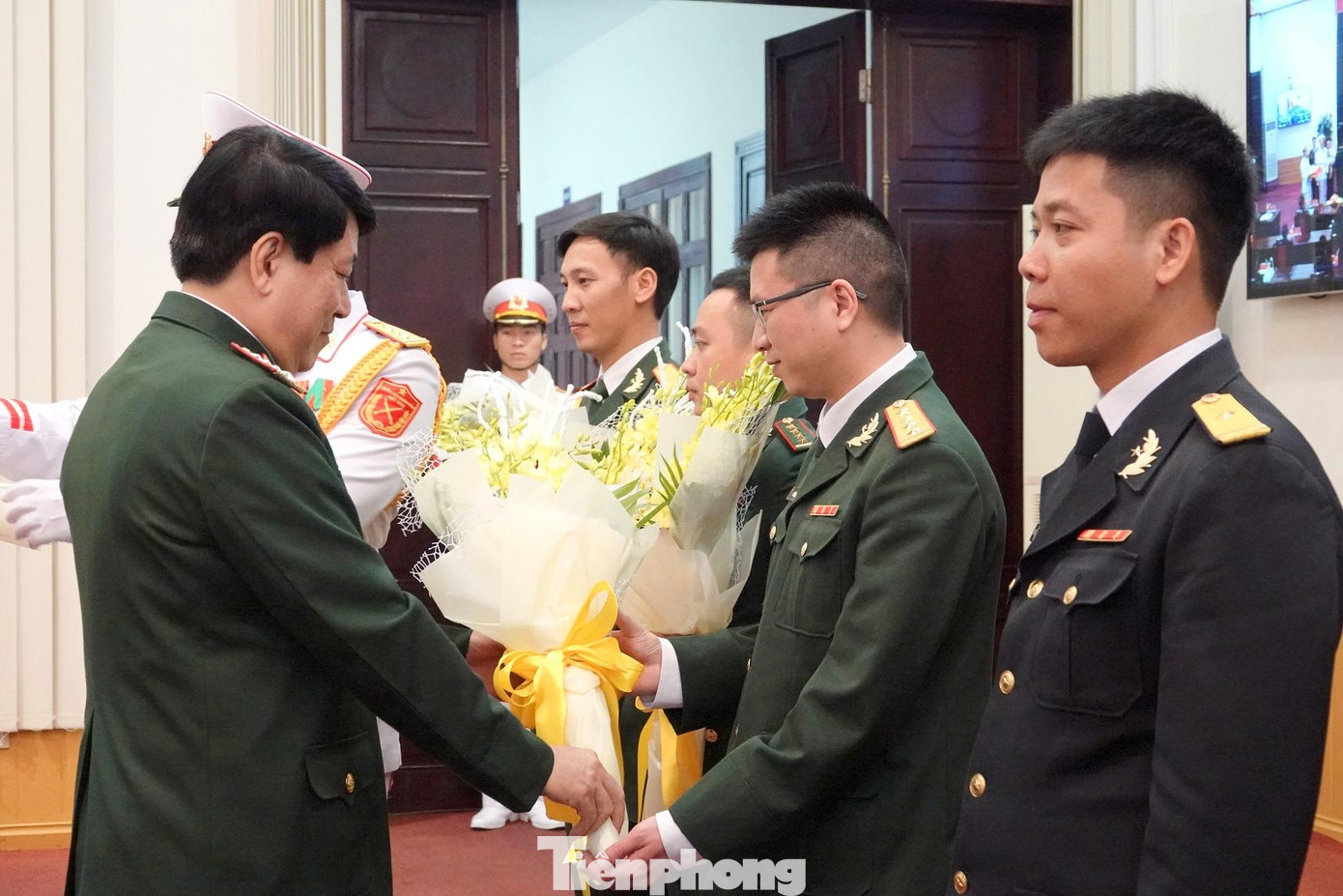 Đại tướng Lương Cường, Chủ nhiệm Tổng cục Chính trị Quân đội nhân dân Việt Nam tặng hoa chúc mừng các Gương mặt trẻ tiêu biểu toàn quân năm 2020. Ảnh: Nguyễn Minh Đại tướng Lương Cường, Chủ nhiệm Tổng cục Chính trị Quân đội nhân dân Việt Nam tặng hoa chúc mừng các Gương mặt trẻ tiêu biểu toàn quân năm 2020. Ảnh: Nguyễn Minh