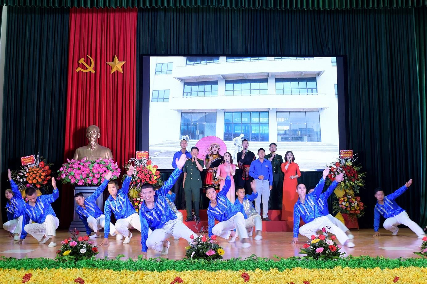 ĐVTN biểu diễn văn nghệ chào mừng đại hội