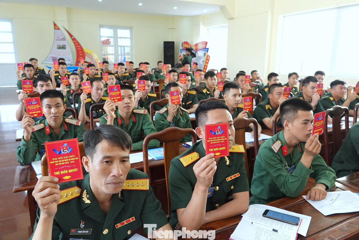 Các đại biểu biểu quyết tại đại hội Các đại biểu biểu quyết tại đại hội