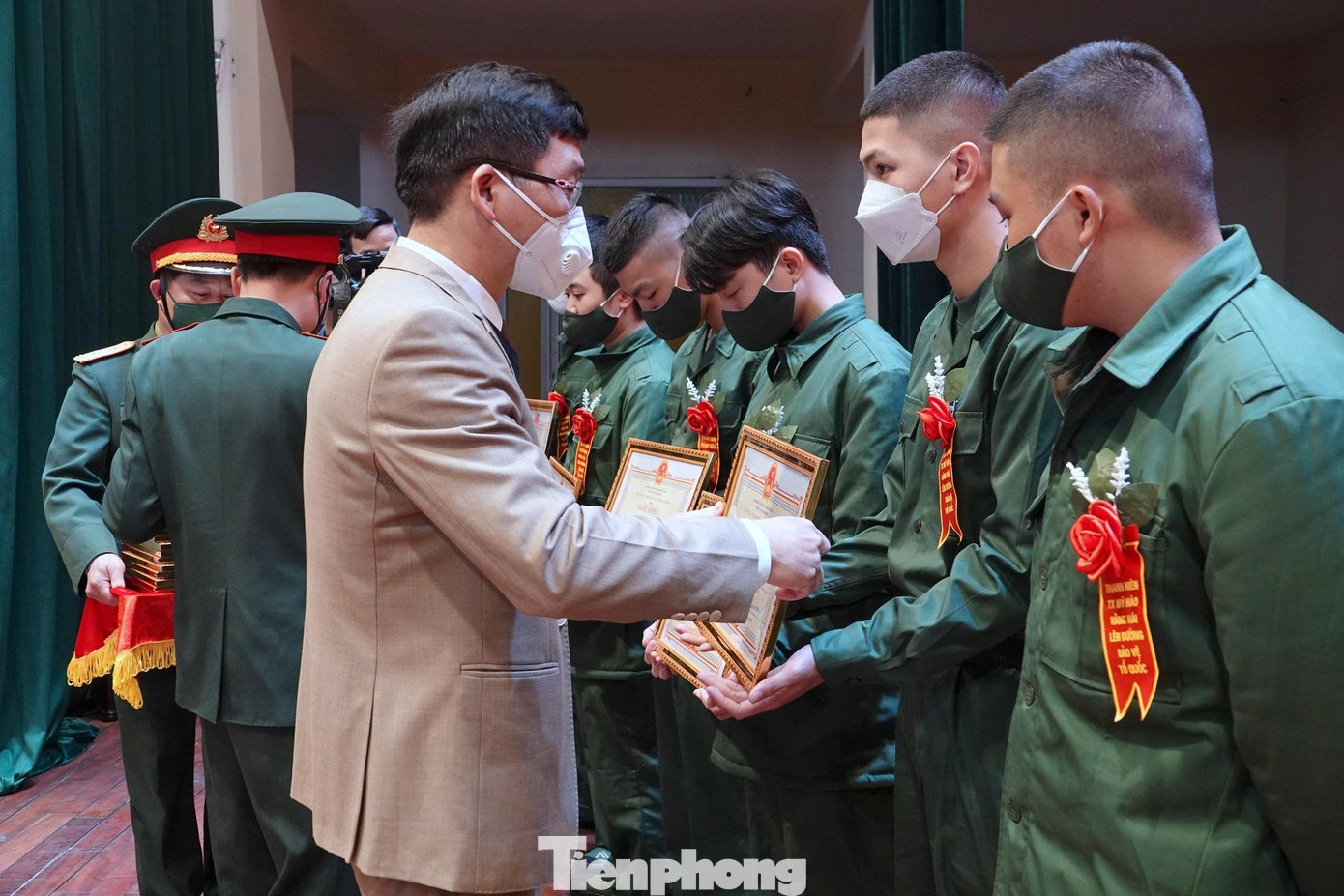 Lãnh đạo thị xã Mỹ Hào trao tặng Giấy khen cho 20 thanh niên có thành tích tiêu biểu trong thực hiện Luật Nghĩa vụ quân sự và Luật Công an nhân dân năm 2022