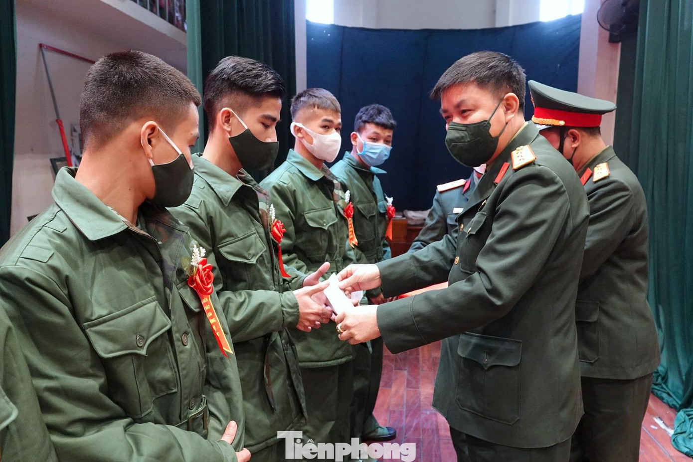 Thượng tá Trần Viết Năng, Trưởng ban Thanh niên Quân đội trao tặng 50 suất quà (mỗi suất trị giá 1 triệu đồng) cho thanh niên thị xã Mỹ Hào lên đường nhập ngũ năm 2022