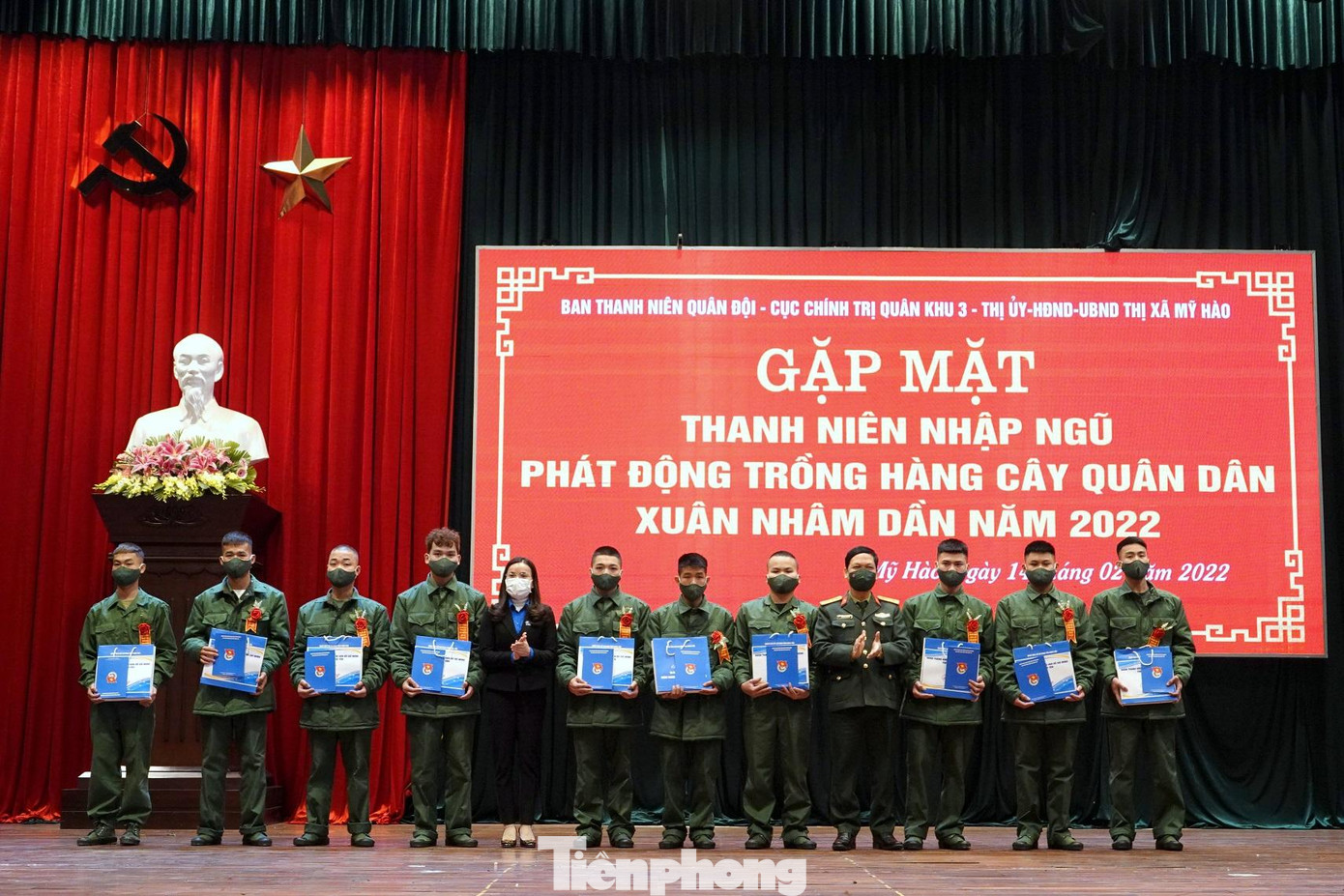 Trao tặng quà của Tỉnh đoàn Hưng Yên động viên thanh niên lên đường nhập ngũ