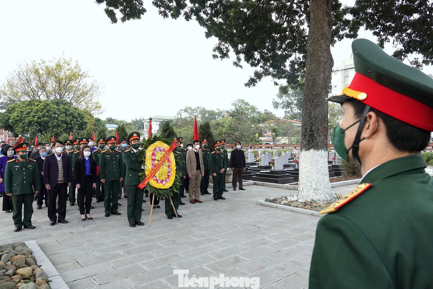 Các đại biểu tham dự chương trình thực hiện Lễ dâng hương tại Nghĩa trang Liệt sĩ thị xã Mỹ Hào - nơi yên nghỉ của hơn 600 Liệt sĩ.