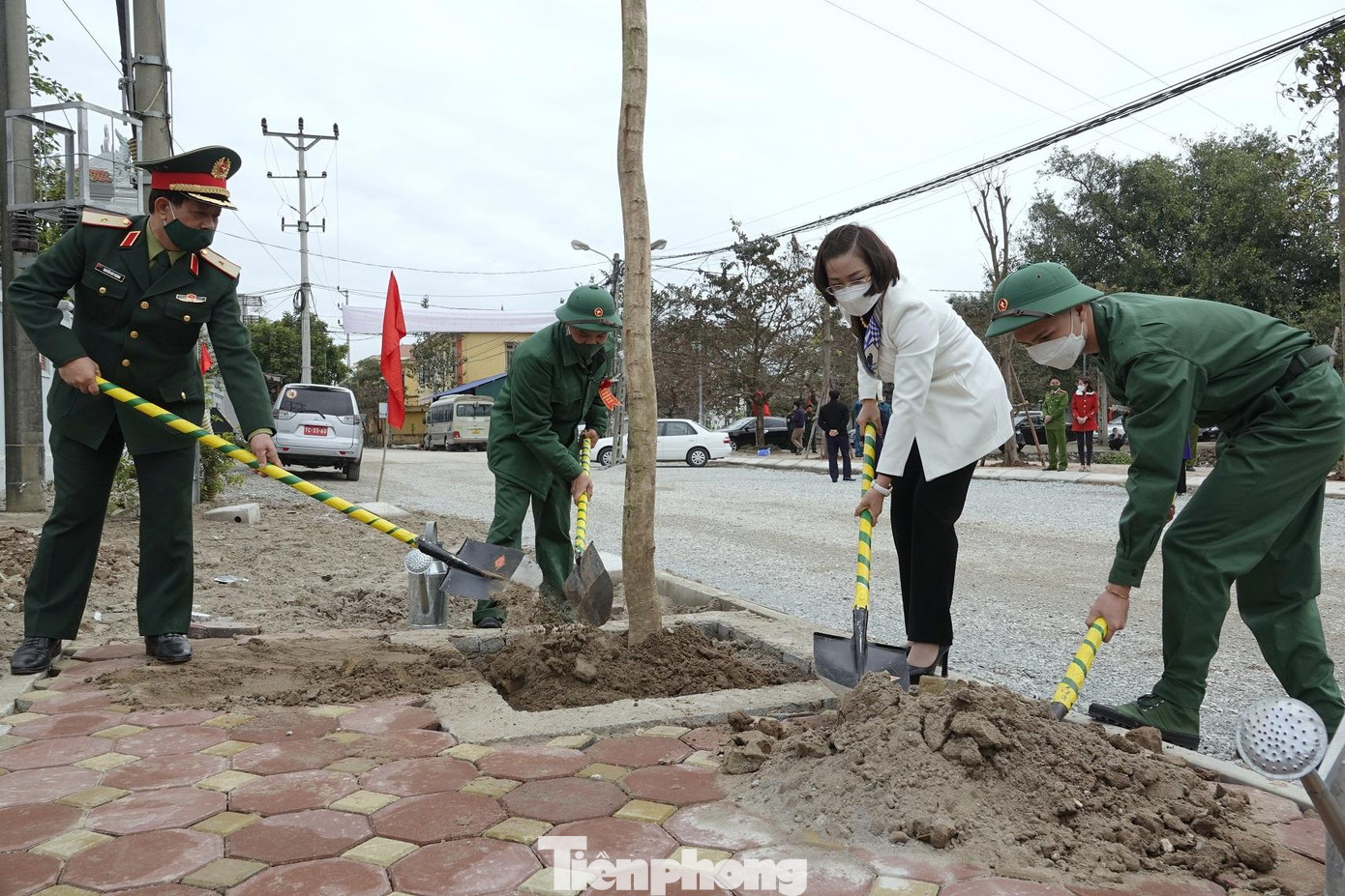 Lãnh đạo, đại biểu các cơ quan, đơn vị và thanh niên lên đường nhập ngũ năm 2022 cùng trồng hàng cây quân dân, sáng 14/2