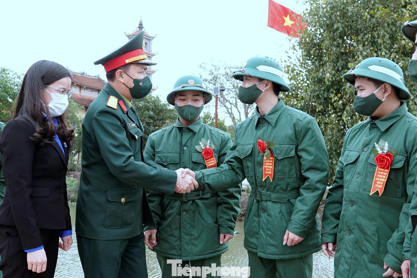 Thượng tá Trần Viết Năng, Trưởng ban Thanh niên Quân đội và Bí thư Tỉnh đoàn Hưng Yên Vũ Hồng Luyến trò chuyện, động viên thanh niên thị xã Mỹ Hào lên đường nhập ngũ năm 2022