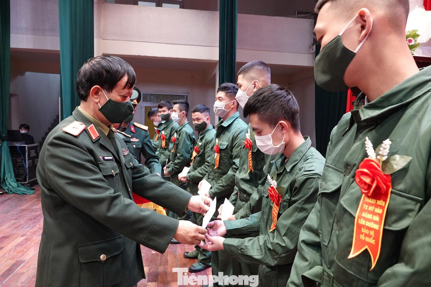 Thiếu tướng Nguyễn Huy Hoàng, Phó Chủ nhiệm Chính trị Quân khu 3 trao tặng quà cho thanh niên thị xã Mỹ Hào lên đường nhập ngũ năm 2022