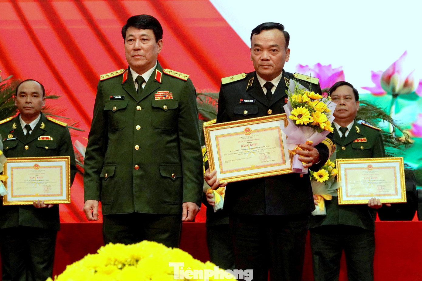 Lãnh đạo Tổng cục Chính trị trao Bằng khen của Bộ trưởng Bộ Quốc phòng tặng 20 tập thể xuất sắc