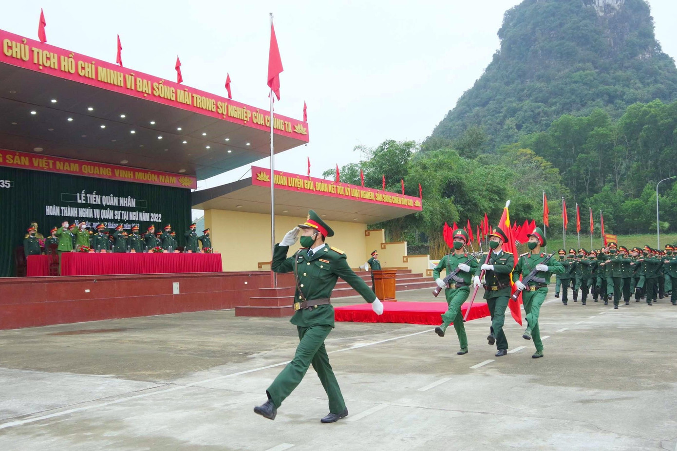 Duyệt đội ngũ tại lễ tiễn quân nhân Sư đoàn 324 hoàn thành nghĩa vụ quân sự Duyệt đội ngũ tại lễ tiễn quân nhân Sư đoàn 324 hoàn thành nghĩa vụ quân sự