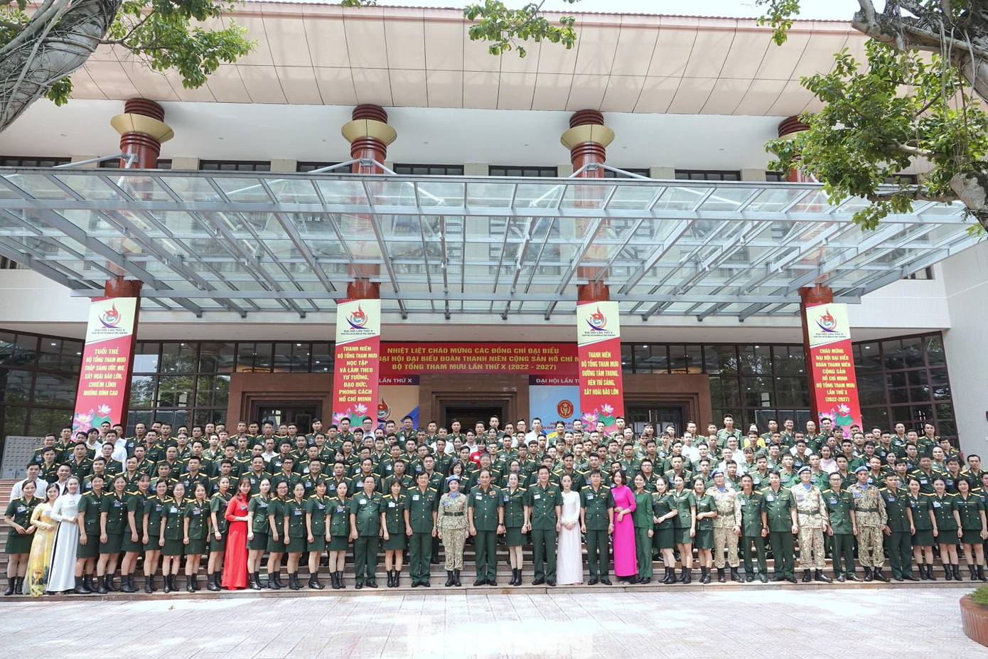 Trong số 192 đại biểu dự ĐH, có 38 đại biểu nữ; 110 đại biểu là sĩ quan, 51 đại biểu là quân nhân chuyên nghiệp, 25 đại biểu là công nhân viên quốc phòng và lao động hợp đồng, 4 đại biểu là hạ sĩ quan - chiến sĩ; 12 đại biểu là người dân tộc thiểu số; đại biểu trẻ nhất 21 tuổi. Trong số 192 đại biểu dự ĐH, có 38 đại biểu nữ; 110 đại biểu là sĩ quan, 51 đại biểu là quân nhân chuyên nghiệp, 25 đại biểu là công nhân viên quốc phòng và lao động hợp đồng, 4 đại biểu là hạ sĩ quan - chiến sĩ; 12 đại biểu là người dân tộc thiểu số; đại biểu trẻ nhất 21 tuổi.