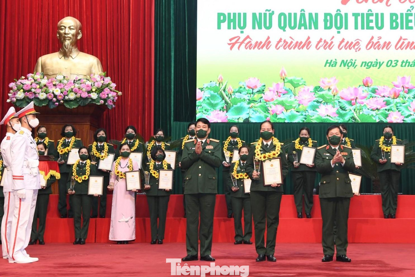 Đại tướng Lương Cường và Thượng tướng Lê Huy Vịnh trao Chứng nhận Phụ nữ Quân đội tiêu biểu giai đoạn 2012-2022 cho các điển hình ưu tú