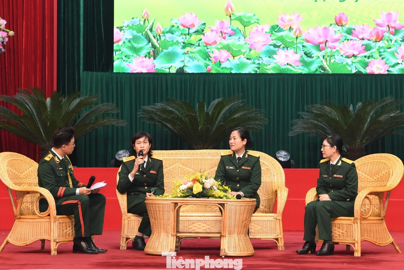 Lãnh đạo Ban Phụ nữ Quân đội và các điển hình tham gia giao lưu tại chương trình