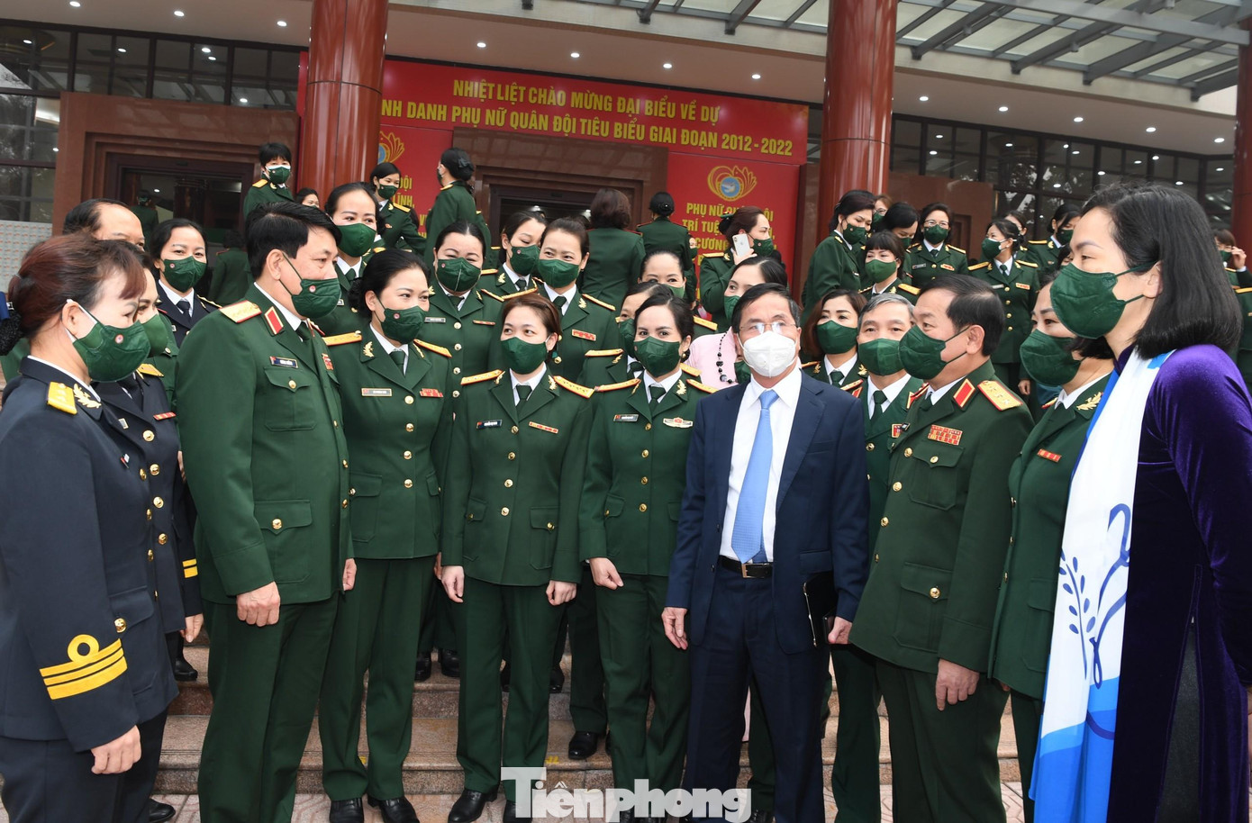 Lãnh đạo Quân ủy Trung ương, Bộ Quốc phòng trò chuyện với các đại biểu tham dự chương trình, sáng 3/3