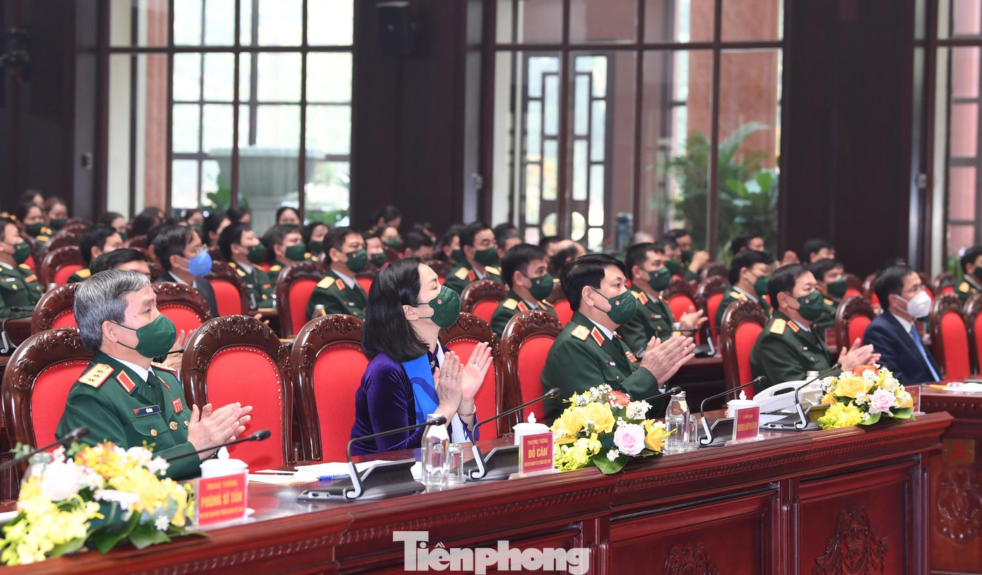 Chương trình được tổ chức theo hình thức trực tiếp kết hợp trực tuyến tới 11 điểm cầu trong toàn quân.