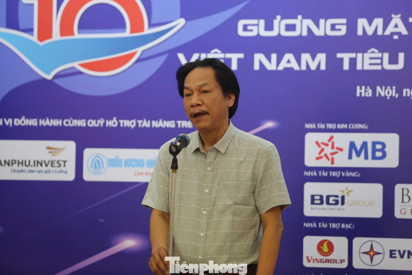 Nhà báo Lê Minh Toản phát biểu chúc mừng các gương mặt trẻ ưu tú Nhà báo Lê Minh Toản phát biểu chúc mừng các gương mặt trẻ ưu tú