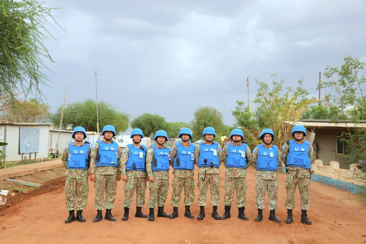 Thành viên Đội Công binh số 1 Việt Nam tham gia một mũi trinh sát, ngày 10/5 Thành viên Đội Công binh số 1 Việt Nam tham gia một mũi trinh sát, ngày 10/5