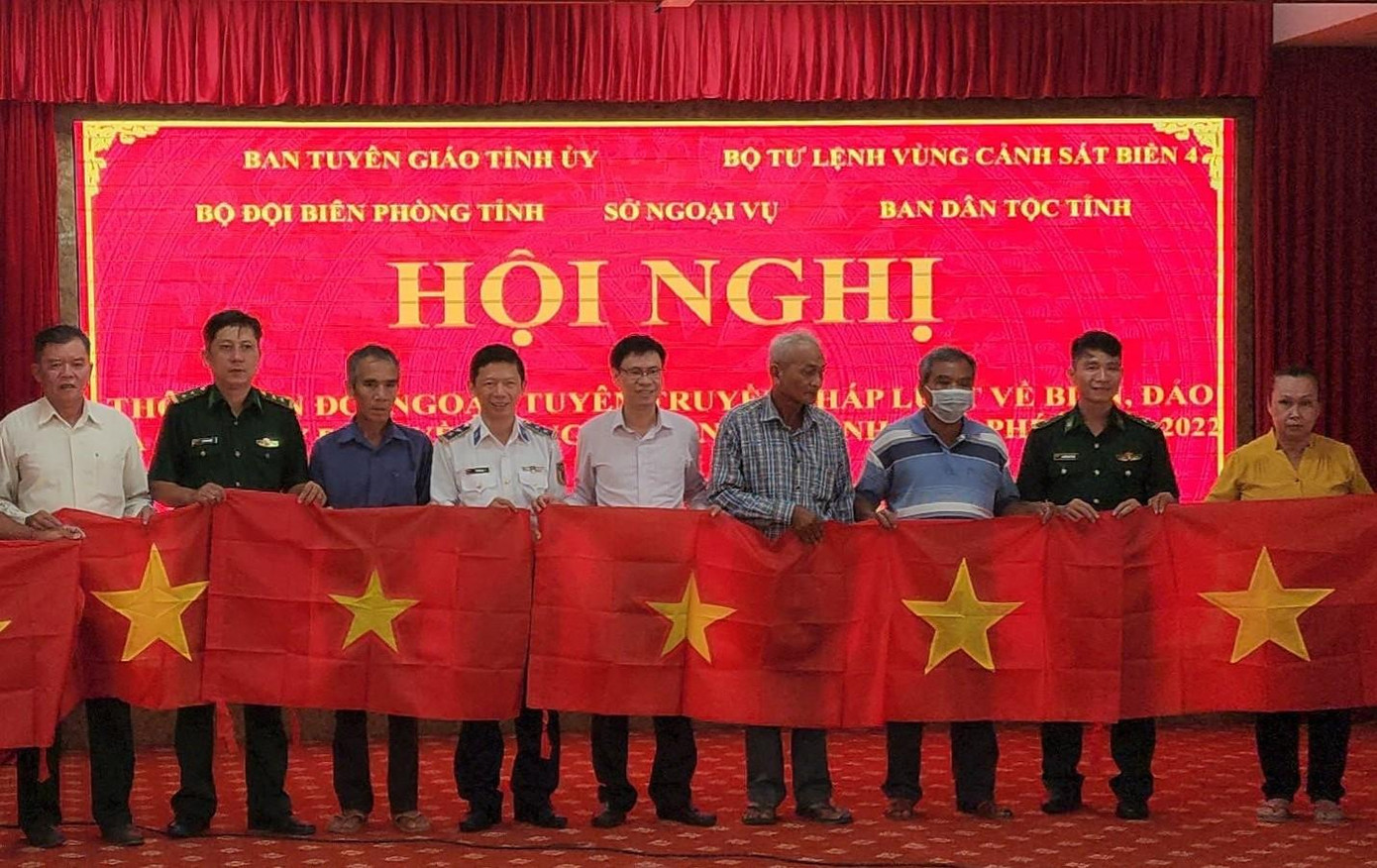 Bộ tư lệnh Vùng Cảnh sát biển 4 tặng cờ Tổ quốc cho các chủ phương tiện đánh bắt hải sản trên biển