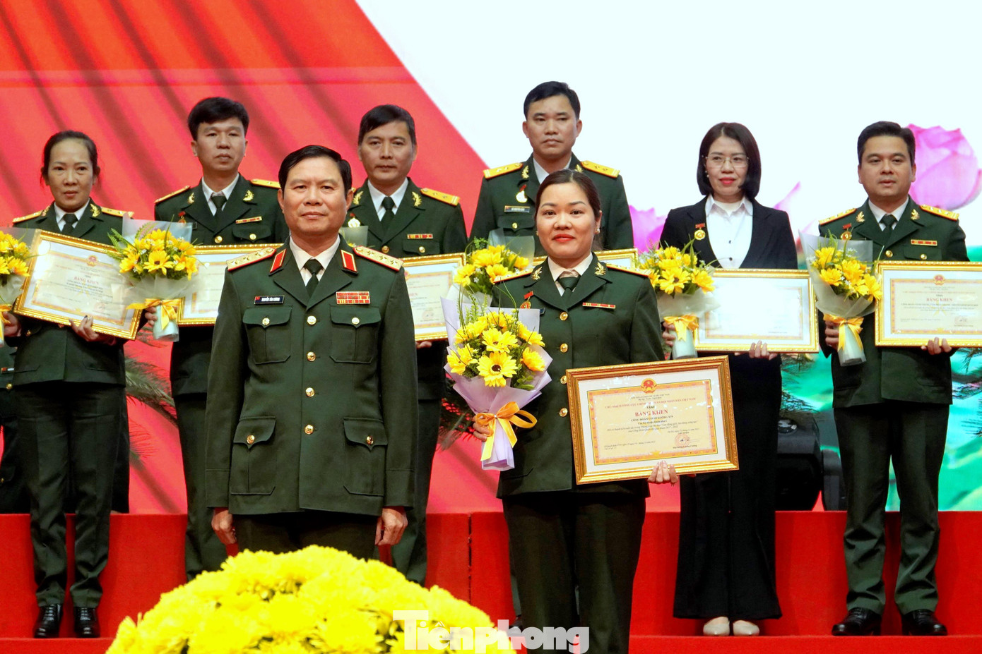 Lãnh đạo Bộ Quốc phòng trao Bằng khen của Chủ nhiệm Tổng cục Chính trị QĐND Việt Nam tặng 58 tập thể xuất sắc