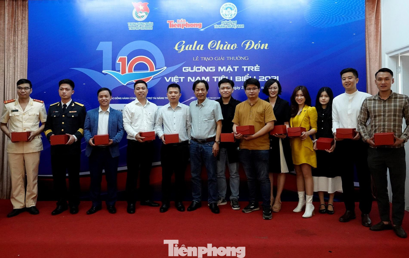 Dịp này, Ban tổ chức gala đã trao tặng các phần quà ý nghĩa tới các đại biểu Gương mặt trẻ tiêu biểu và triển vọng. Dịp này, Ban tổ chức gala đã trao tặng các phần quà ý nghĩa tới các đại biểu Gương mặt trẻ tiêu biểu và triển vọng.