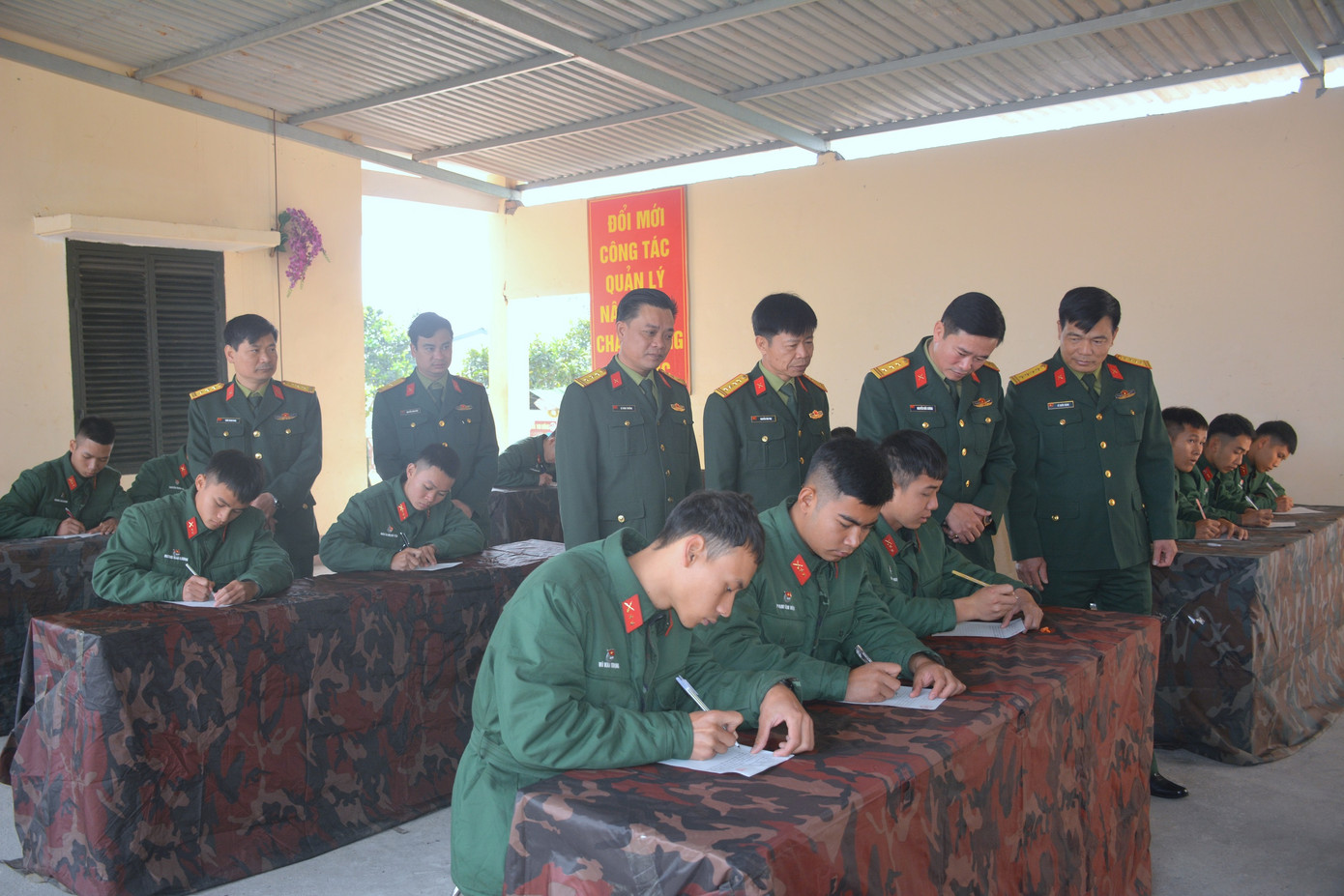 Đoàn công tác kiểm tra, đánh giá chất lượng công tác PBGDPL cho đoàn viên, thanh niên Lữ đoàn 164, ngày 26/12