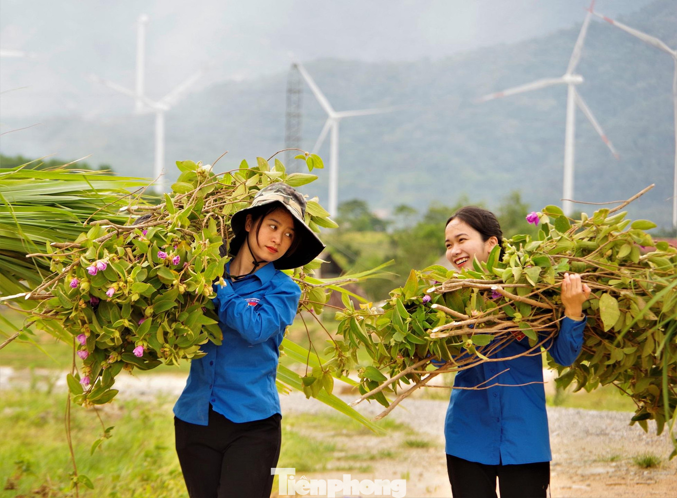 Giúp bà con vệ sinh môi trường