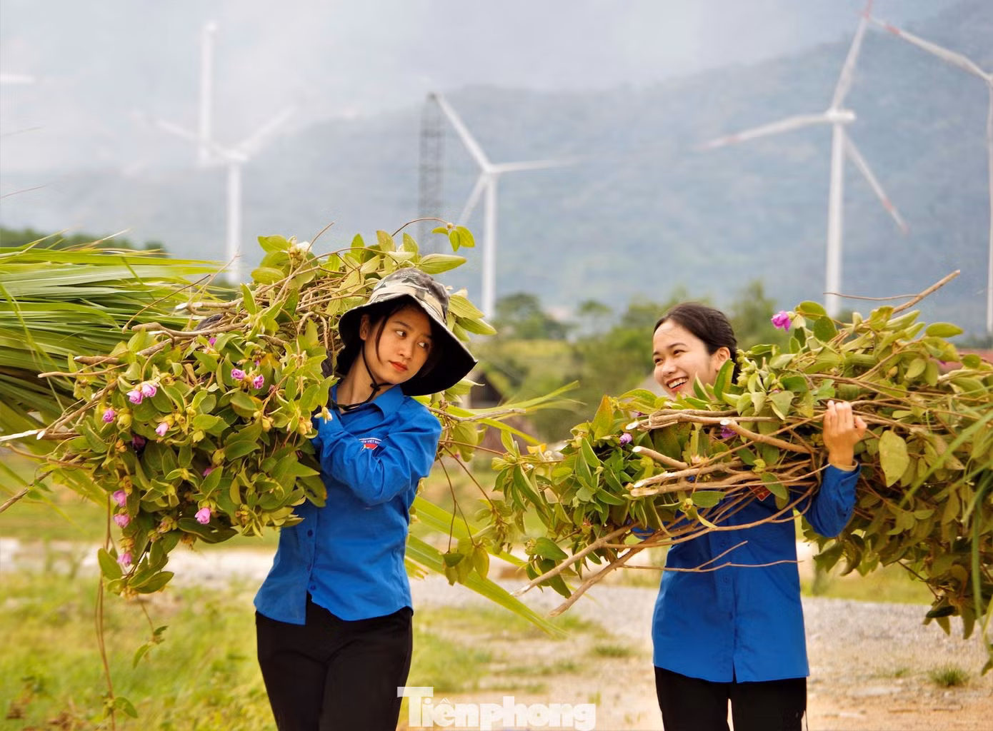 Giúp bà con vệ sinh môi trường