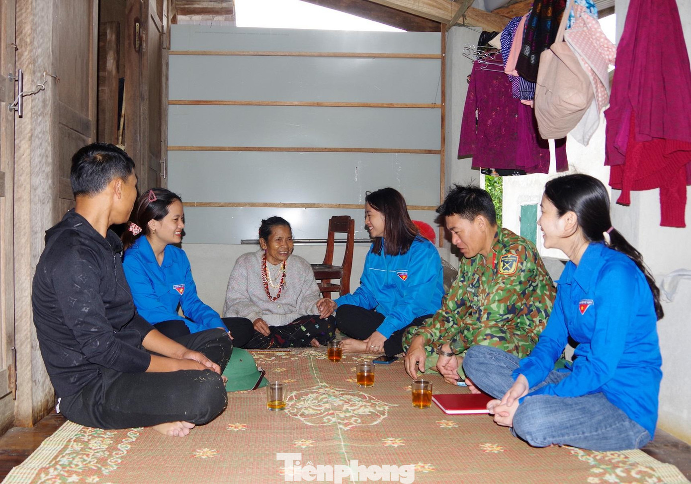 Đến tận nhà tuyên truyền, phổ biến giáo dục pháp luật cho bà con dân bản