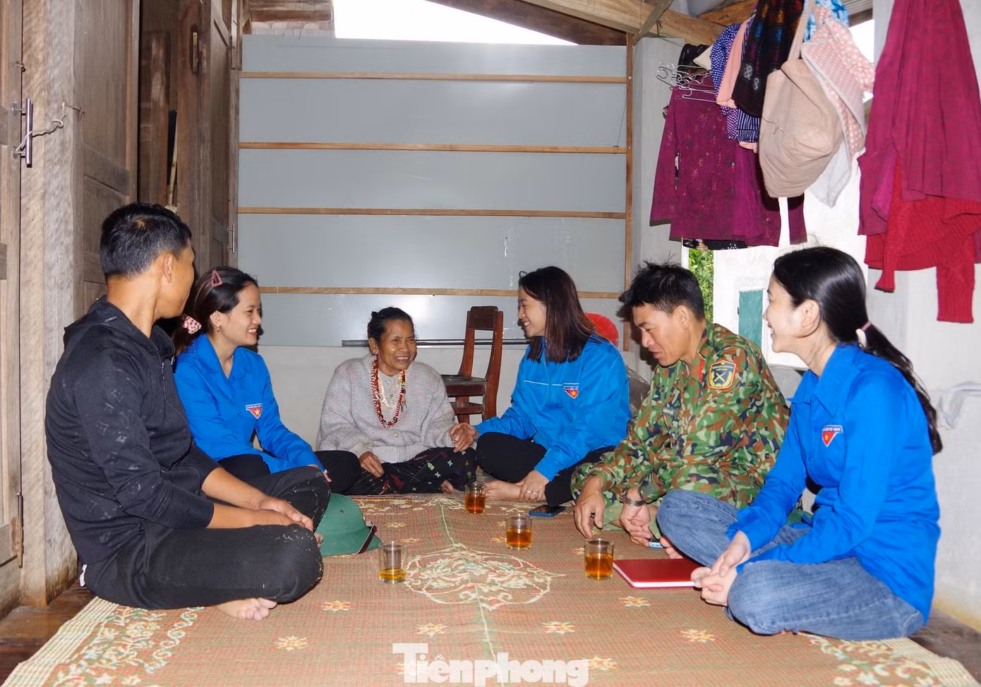 Đến tận nhà tuyên truyền, phổ biến giáo dục pháp luật cho bà con dân bản
