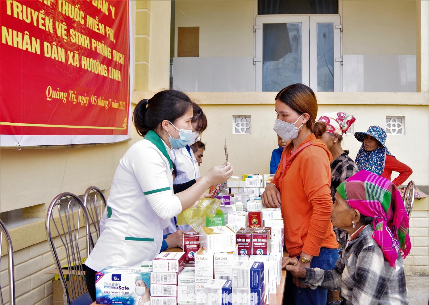 Đội ngũ y, bác sĩ, Trí thức trẻ tình nguyện tổ chức khám, tư vấn và cấp thuốc miễn phí cho gần 400 người dân với số tiền gần 100 triệu đồng